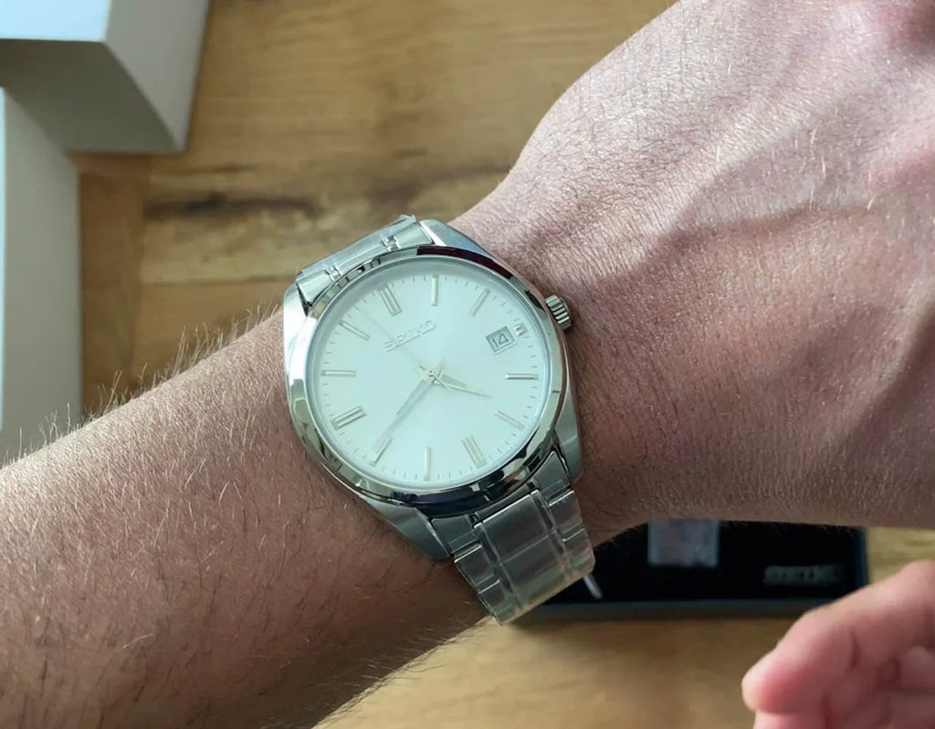 Dial Men's Watch Seiko Essentials Silver Quartz SUR307